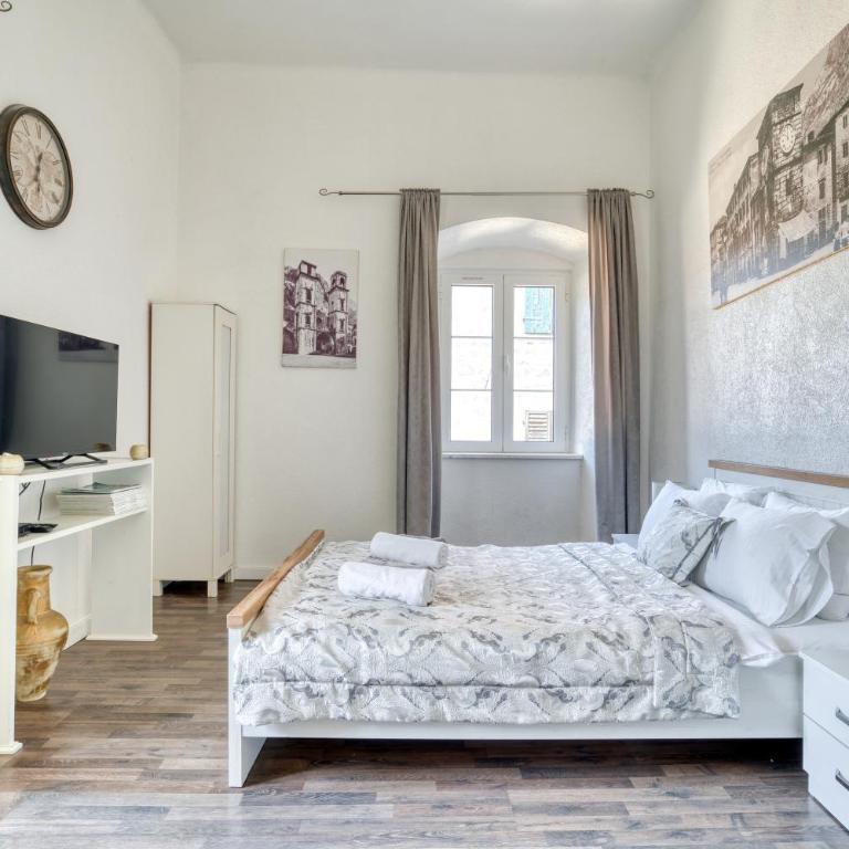 Bright, Romantic & Super Stylish Old Town Flat with Seaview & Shared Terrace - One-Bedroom Apartment - 10