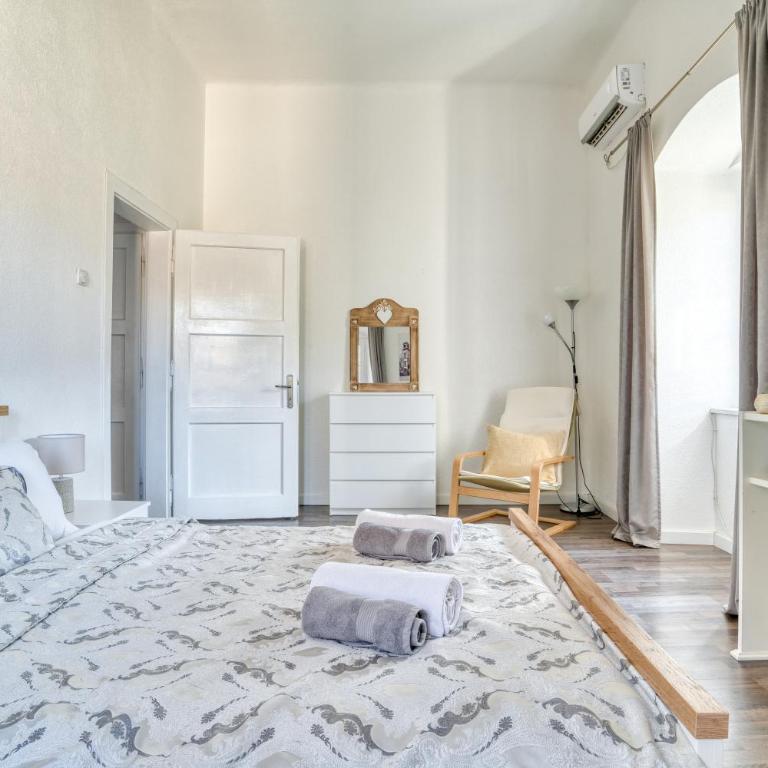 Bright, Romantic & Super Stylish Old Town Flat with Seaview & Shared Terrace - One-Bedroom Apartment - 14