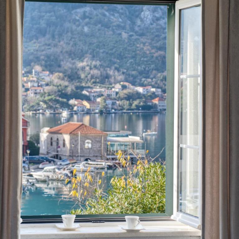 Bright, Romantic & Super Stylish Old Town Flat with Seaview & Shared Terrace - One-Bedroom Apartment - 1