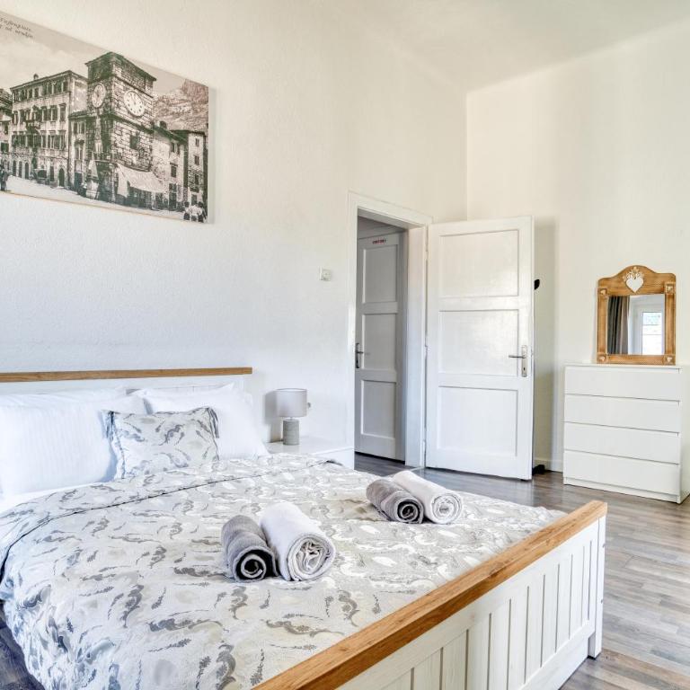 Bright, Romantic & Super Stylish Old Town Flat with Seaview & Shared Terrace - One-Bedroom Apartment - 13