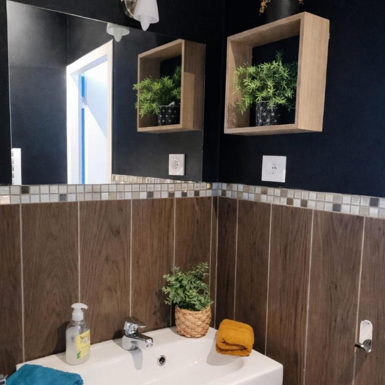 Les Volets Bleus - Au Calme avec petit Jardin et Patio - 3 appartements - Appartement - Vue sur Jardin - 7