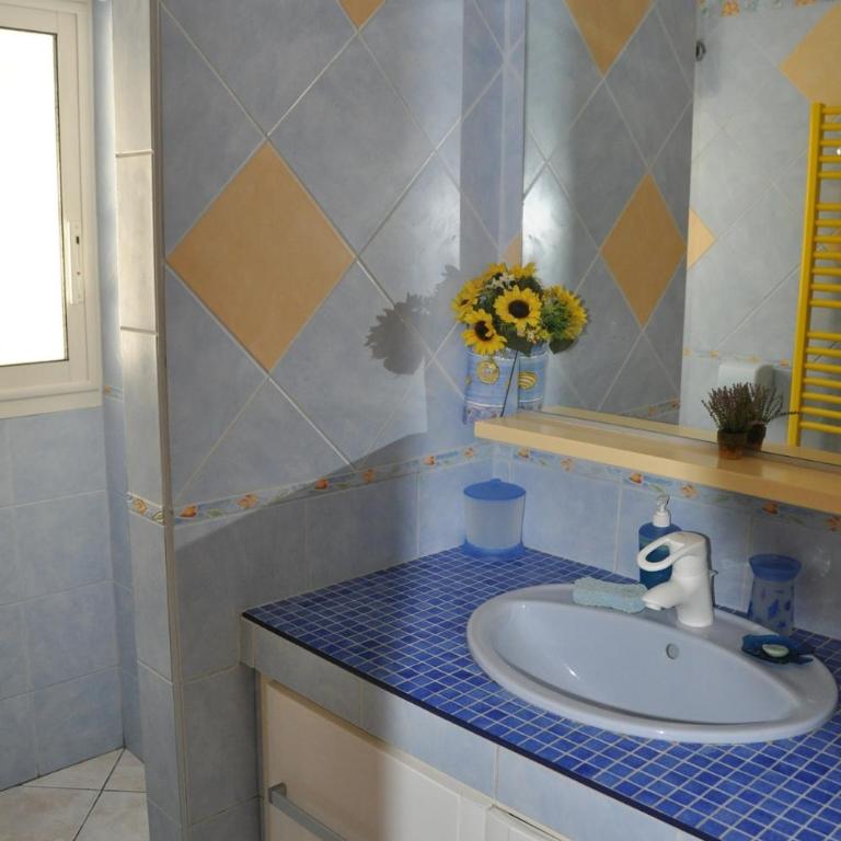 T2 avec terrasse fermée aperçu mer calme colline proche plages Almanarre - Appartamento con 1 Camera da Letto - 5