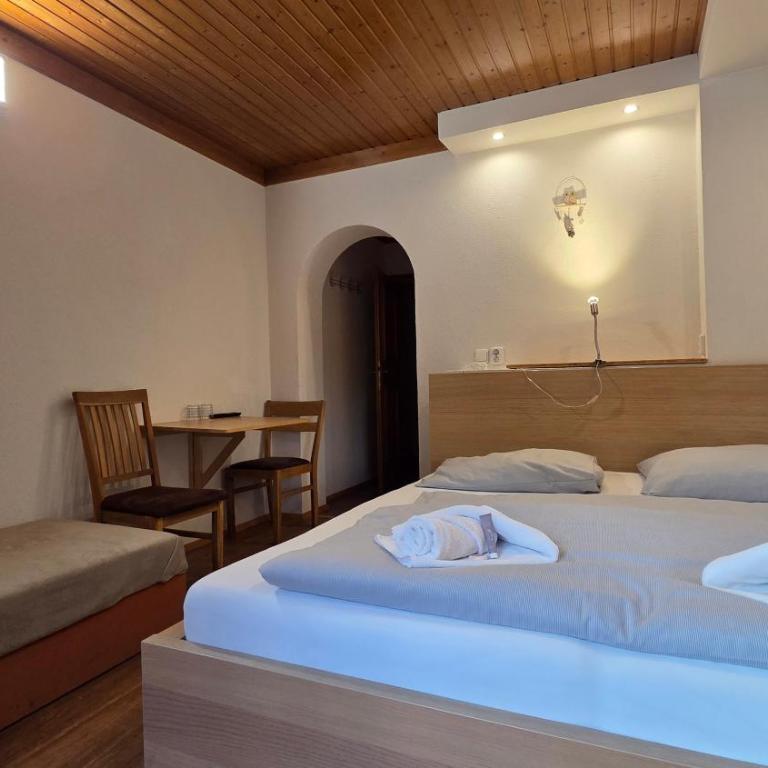 Pension Tyrol Maria Alm - Dreibettzimmer mit Terrasse - 11
