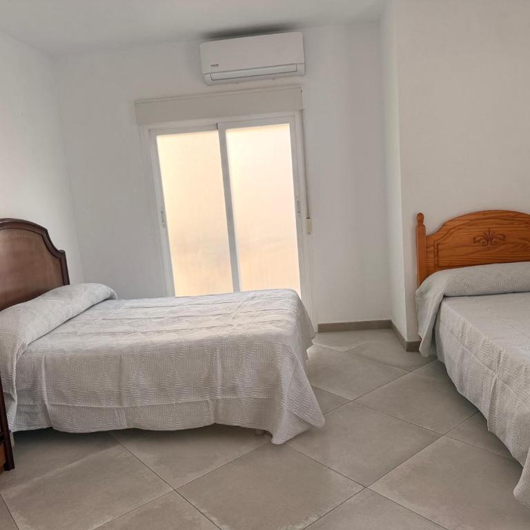 Habitación Doble con Aire cerca de la Playa - Habitación Doble con balcón - 2 camas - 6