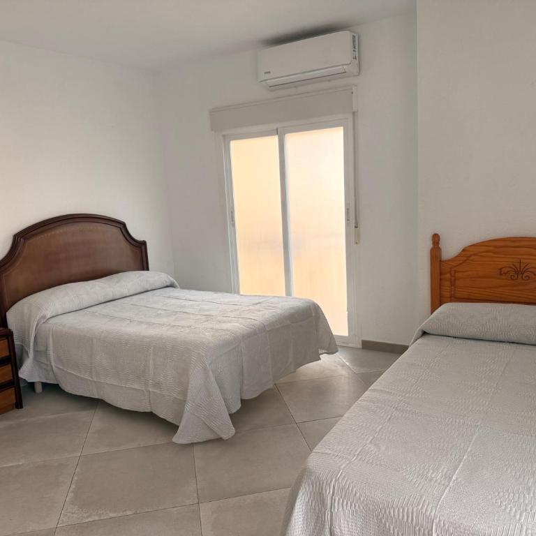 Habitación Doble con Aire cerca de la Playa - Habitación Doble con balcón - 2 camas - 5