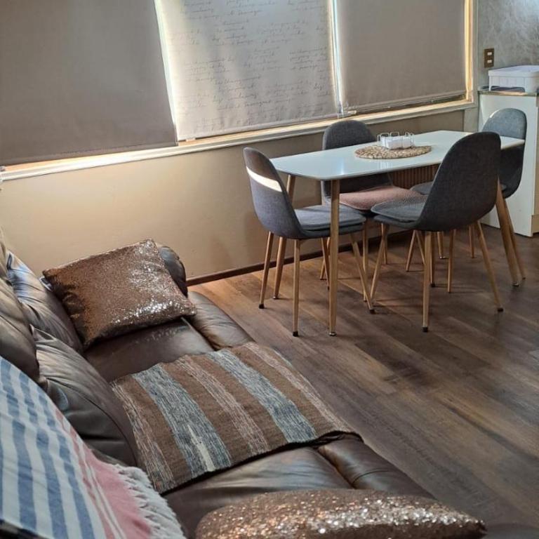 Departamento independiente en 2do piso, ubicado en casa residencial - Two-Bedroom Apartment - 6