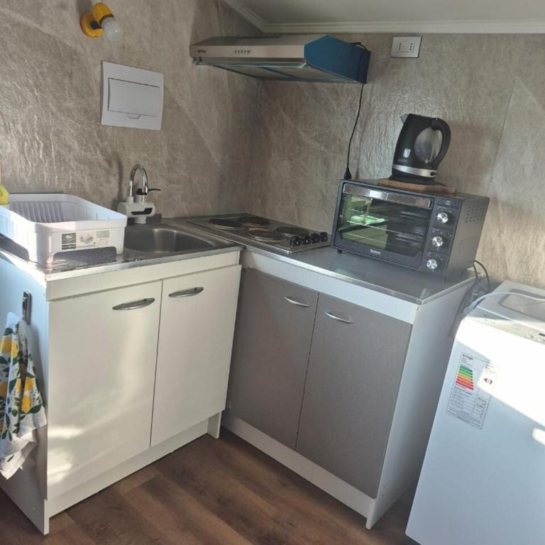 Departamento independiente en 2do piso, ubicado en casa residencial - Two-Bedroom Apartment - 9