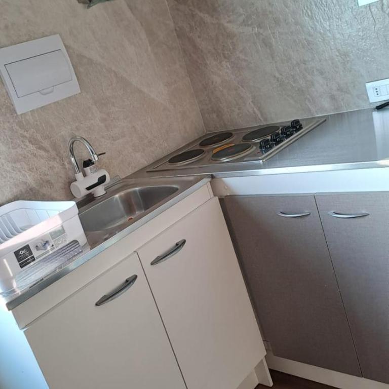 Departamento independiente en 2do piso, ubicado en casa residencial - Two-Bedroom Apartment - 10