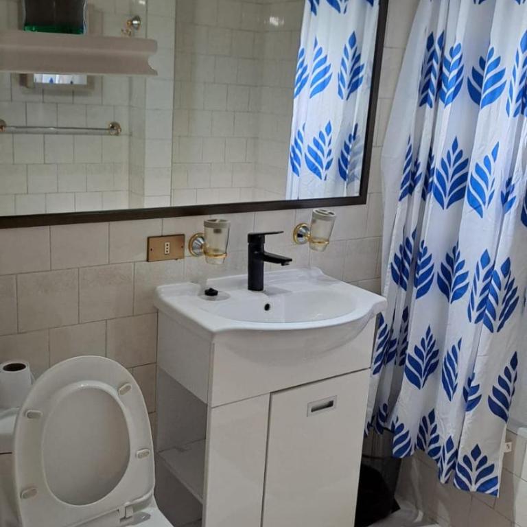 Departamento independiente en 2do piso, ubicado en casa residencial - Two-Bedroom Apartment - 17