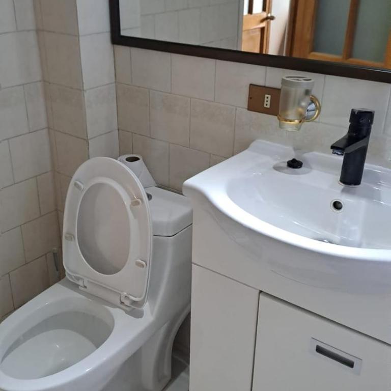 Departamento independiente en 2do piso, ubicado en casa residencial - Two-Bedroom Apartment - 20