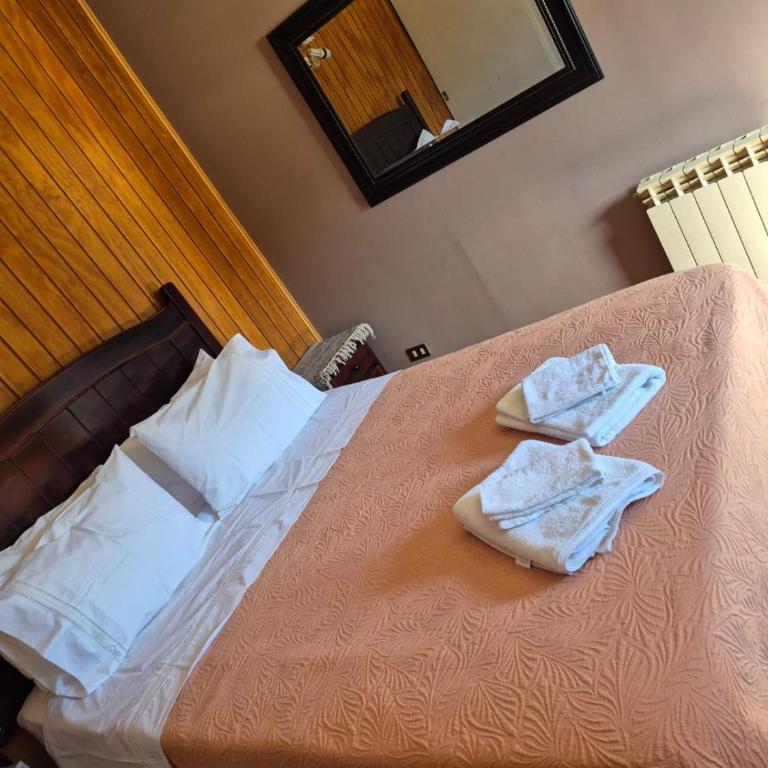 Departamento independiente en 2do piso, ubicado en casa residencial - Two-Bedroom Apartment - 24