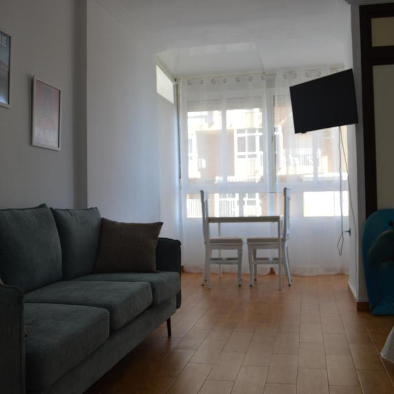 Estudio vista al mar,ideal para dos personas,piscinas ,completamente equipado , rodeado de restaurante y comercios ,estación Renfe - Apartamento de 1 dormitorio - 5