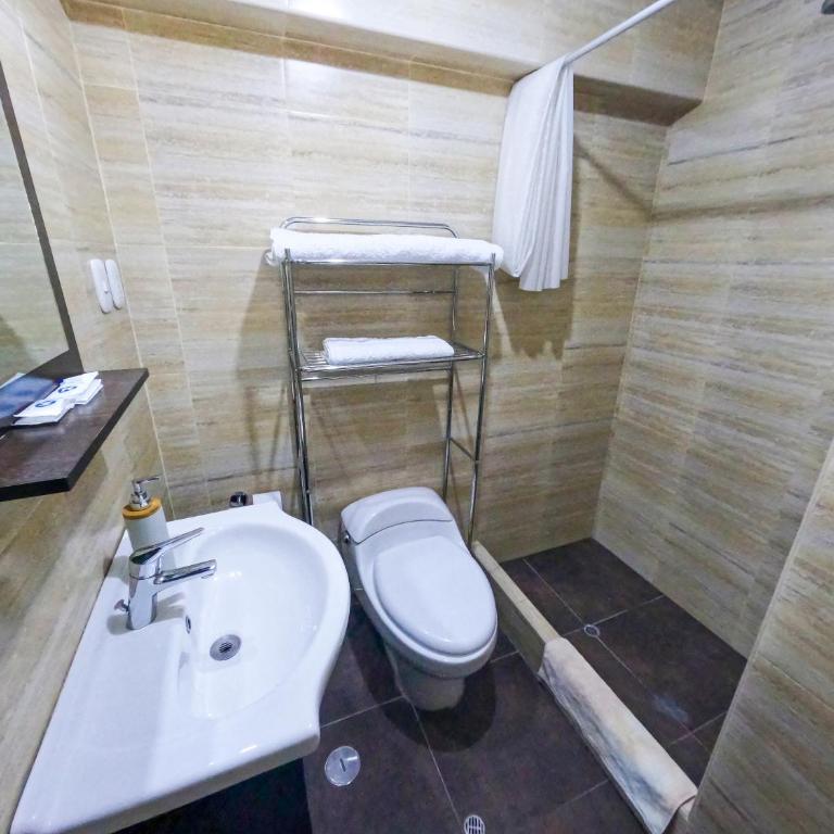 Pikaflor B&B - Six-Bedroom House - 5