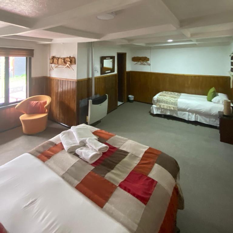 Hostal Amerindia - Triple Room with Private Bathroom - 1