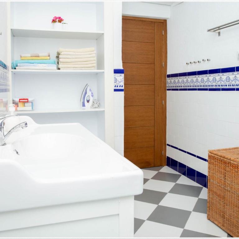Charming Home Near Santa María del Mar - Six-Bedroom House - 47
