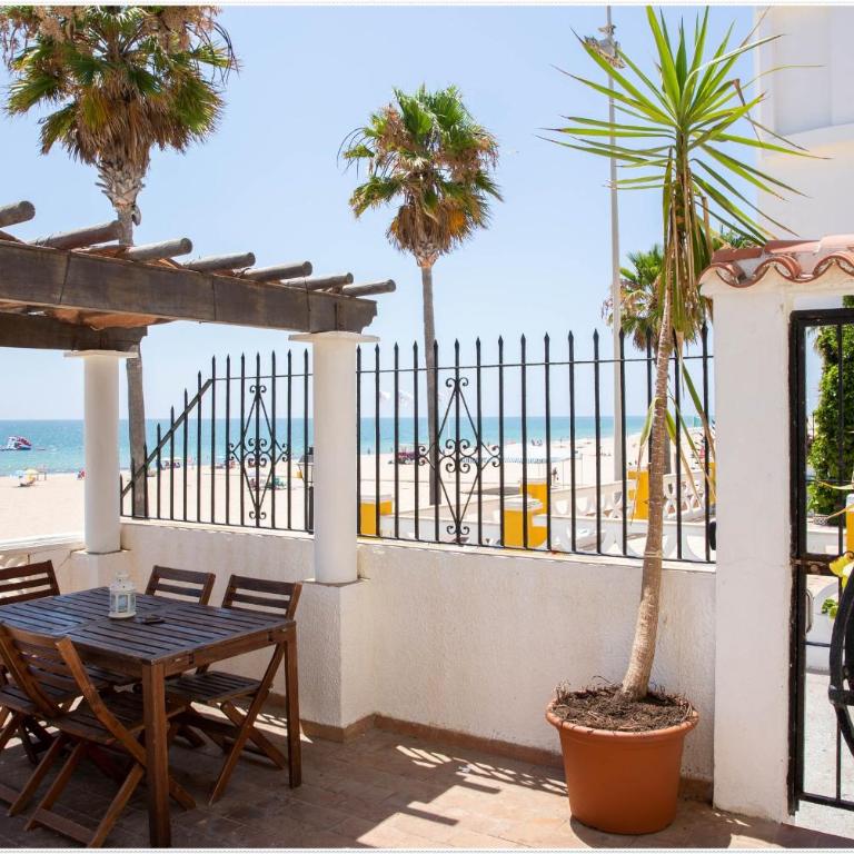 Charming Home Near Santa María del Mar - Six-Bedroom House - 70