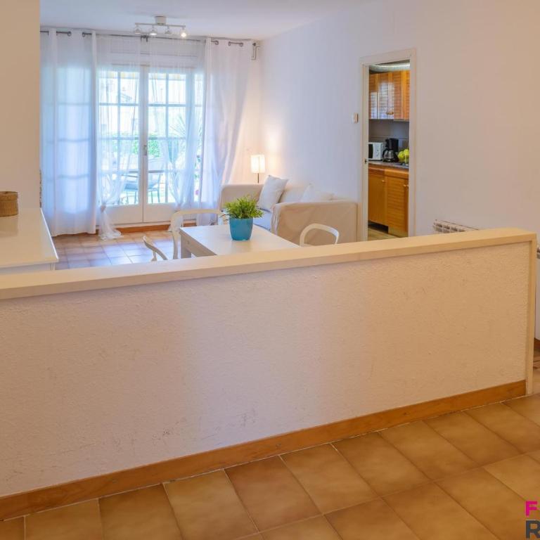 Apartamento en planta baja con jardín y acceso a piscina, cerca de playa de Sant Pol - ES-298-47 - Apartamento - 3