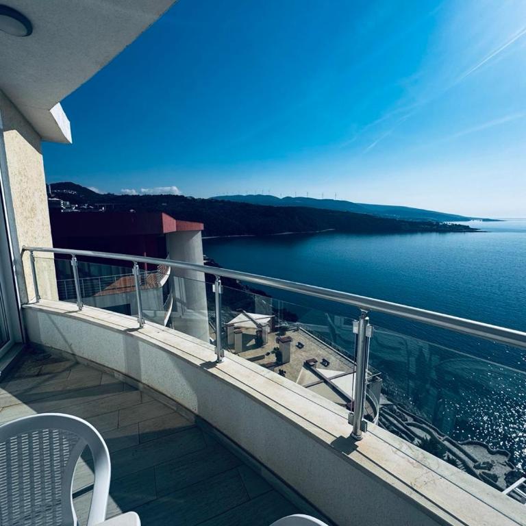 SF Apartments Lux - Two-Bedroom Apartment with Sea View - 5