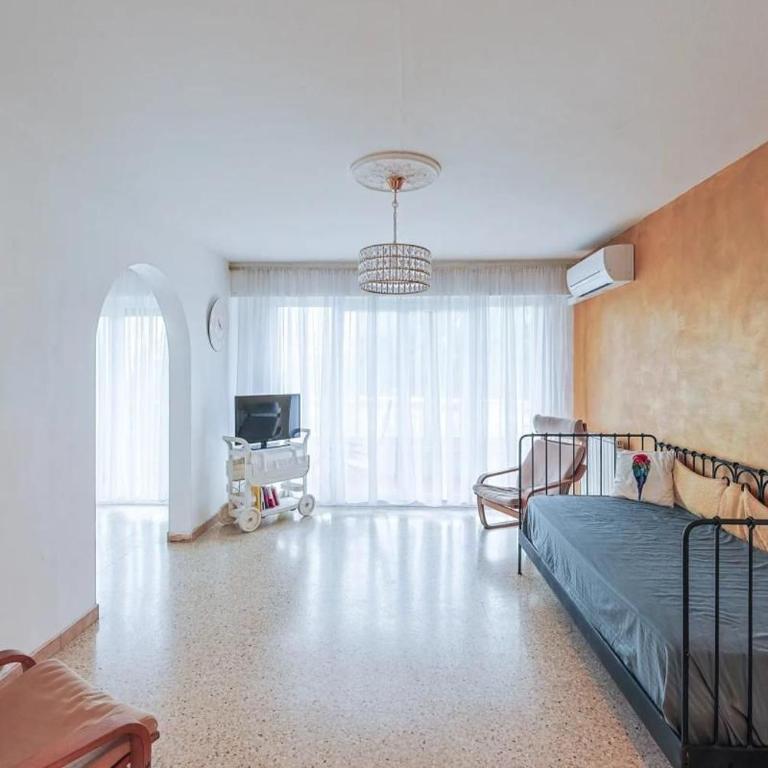 Appartement spacieux et lumineux, terrasse, parking, proche commodités - Two-Bedroom Apartment - 1