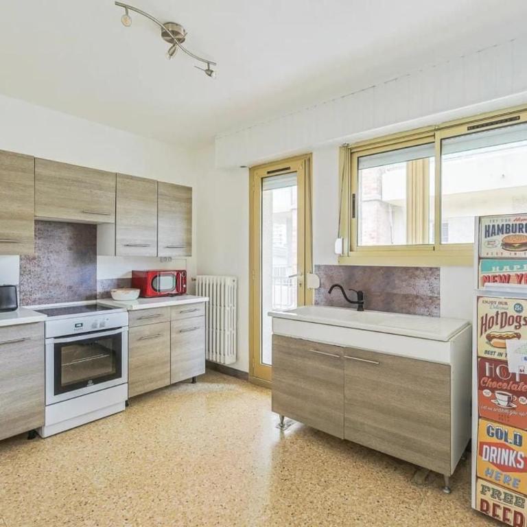 Appartement spacieux et lumineux, terrasse, parking, proche commodités - Two-Bedroom Apartment - 3