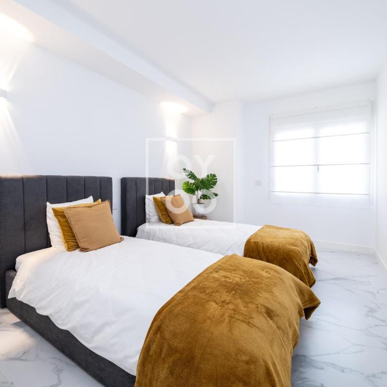 Infinity Blue groundfloor apt, beachfront, heated pool - by OYOOSTAYS - Apartamento de 2 dormitorios con terraza y vistas al mar - 22