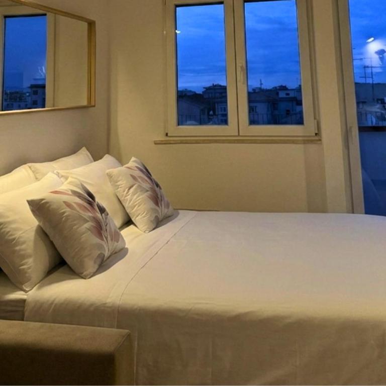 Suite Attico in Centro - Parcheggio Gratuito - Apartment with Balcony - 3