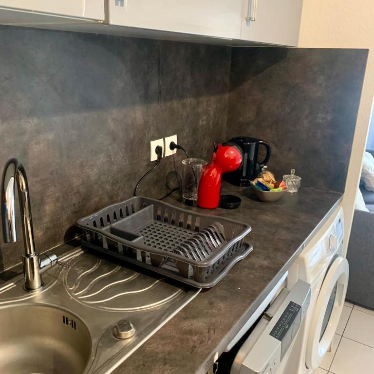 Agréable 2 pièces climatisé parking gratuit - Apartamento de 1 dormitorio - 12