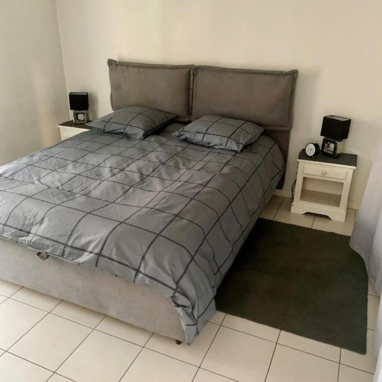 Agréable 2 pièces climatisé parking gratuit - Apartamento de 1 dormitorio - 15