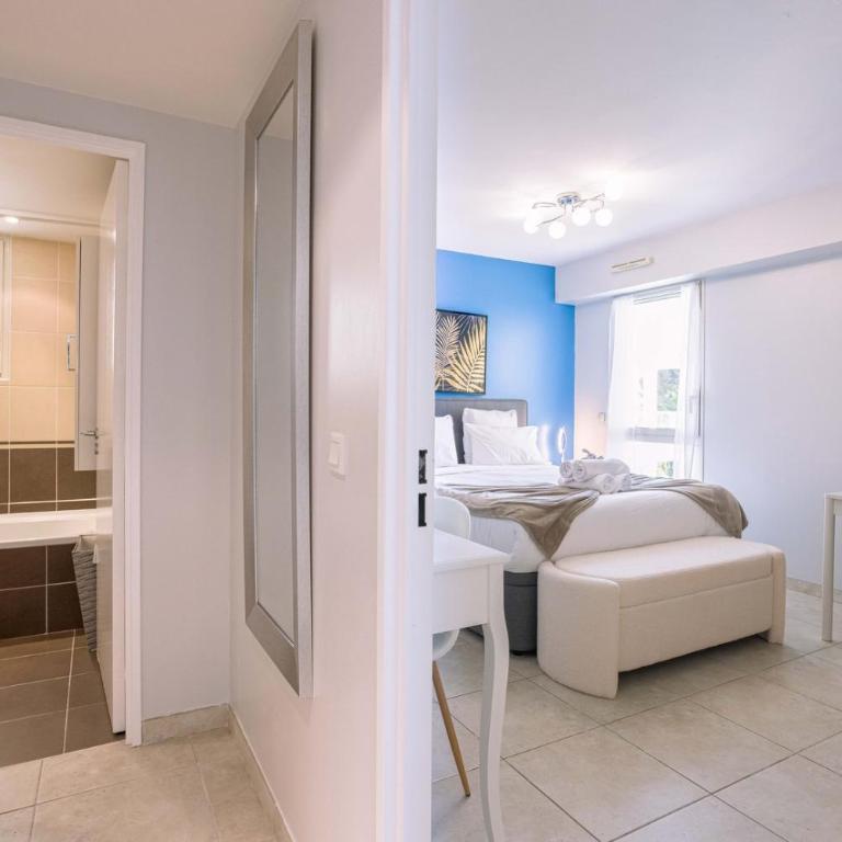 Blue Riviera - Terrace with sea view, pool, modern, spacious, AC - Apartment - 25