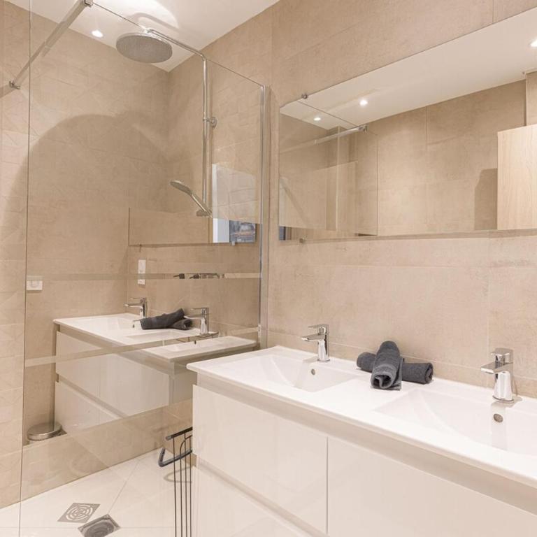 Josi - 2 chambres, central, 10mn du Palais&Plages, neuf, clim - Apartment - 5