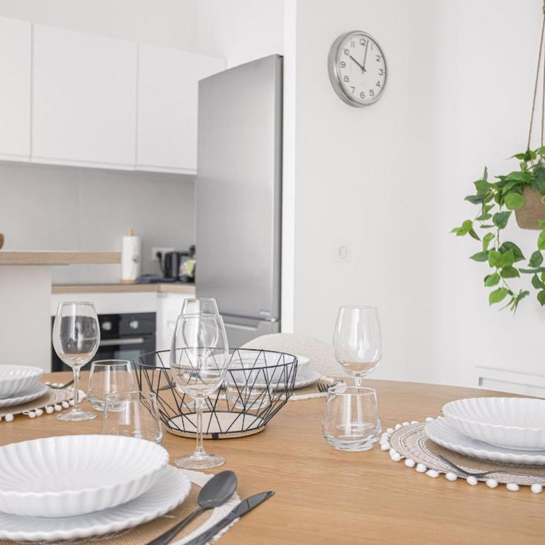 Josi - 2 chambres, central, 10mn du Palais&Plages, neuf, clim - Apartment - 15
