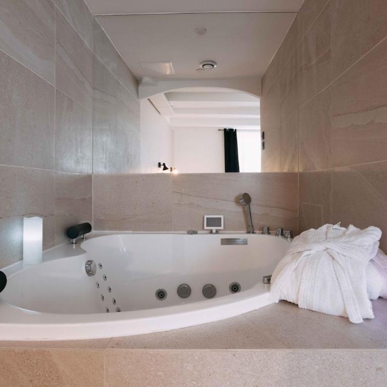 Bulle d'Amour - Jacuzzi, 10mn Palais&Plage, Centre - Appartement - 17