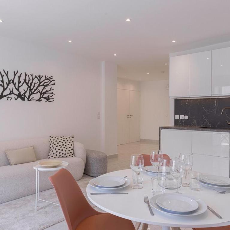 Cannes Molière - Palais, Plage, Balcon, Clim et Centre ville - Apartment - 13