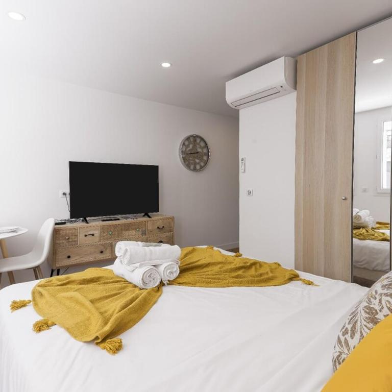 Good Vibes - 10mn from harbor, 5mn from Palais and train station, central, AC, comfy - Apartment - 11