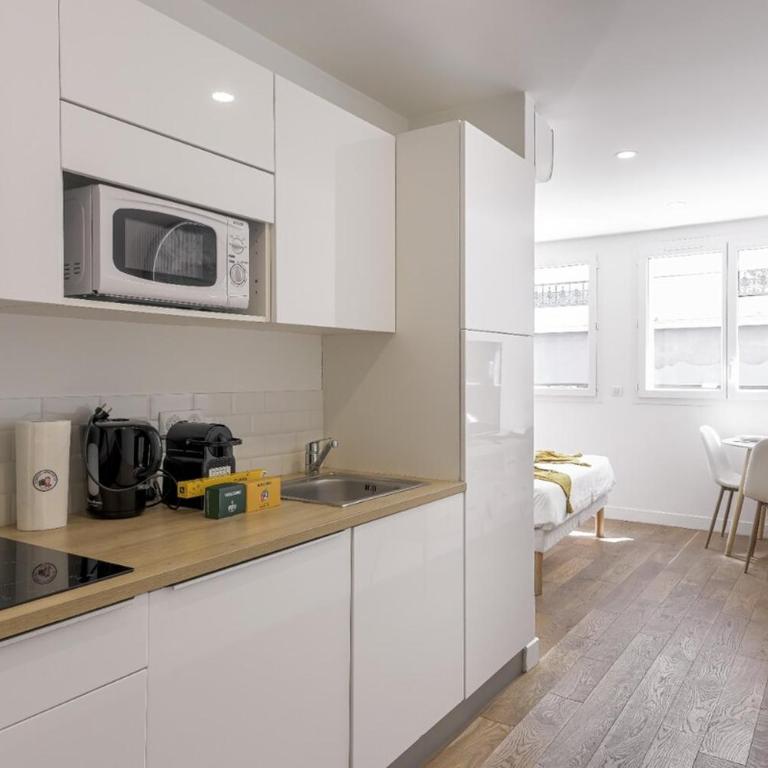 Good Vibes - 10mn from harbor, 5mn from Palais and train station, central, AC, comfy - Apartment - 8
