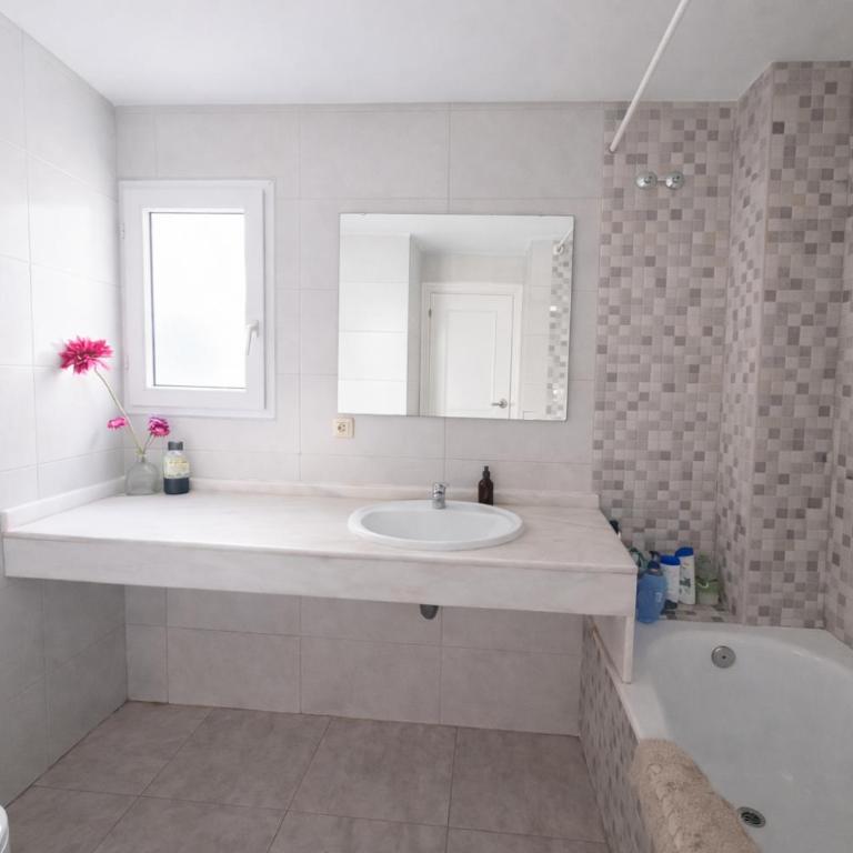 Apartamento 3 dormitorios con garaje y wifi gratis a pocos minutos del centro de Jerez - Apartamento Superior con 3 dormitorios - 10