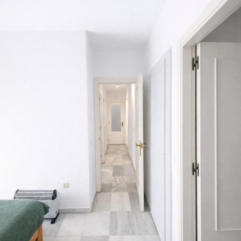 Apartamento 3 dormitorios con garaje y wifi gratis a pocos minutos del centro de Jerez - Apartamento Superior con 3 dormitorios - 8