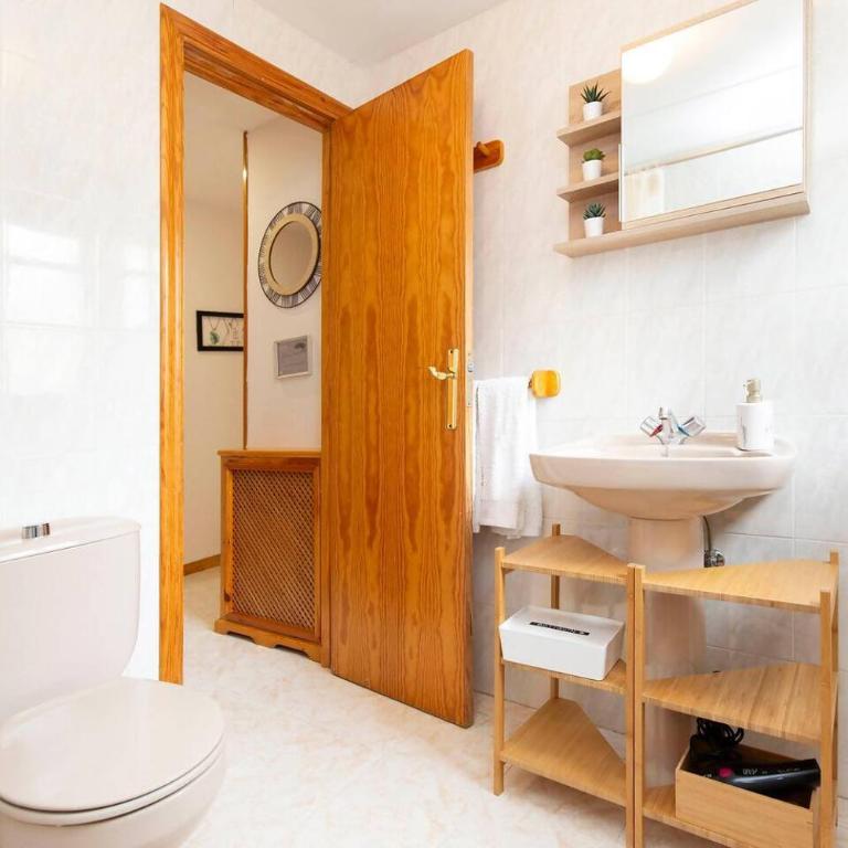 Treparriscos Home l Cine en casa l WIFI l Vistas - Three-Bedroom Apartment - 18