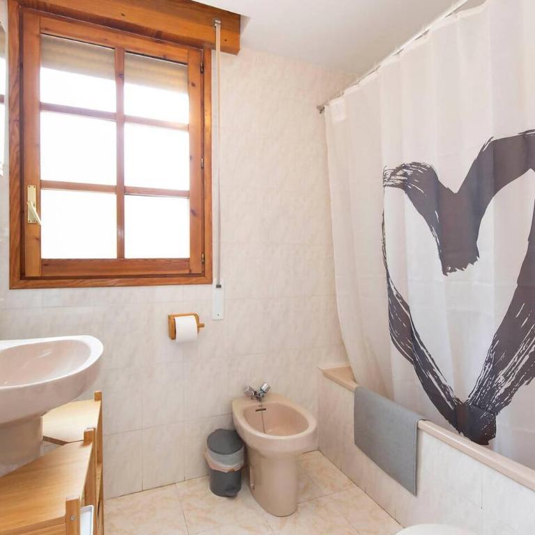 Treparriscos Home l Cine en casa l WIFI l Vistas - Three-Bedroom Apartment - 17