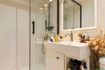 Rochechouart 7 - LB - Elegance and comfort in 9e Apt for 3 people - Apartamento - 5