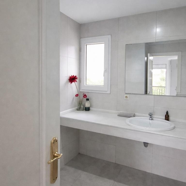 Apartamento 3 dormitorios con garaje y wifi gratis a pocos minutos del centro de Jerez - Apartamento Superior con 3 dormitorios - 14