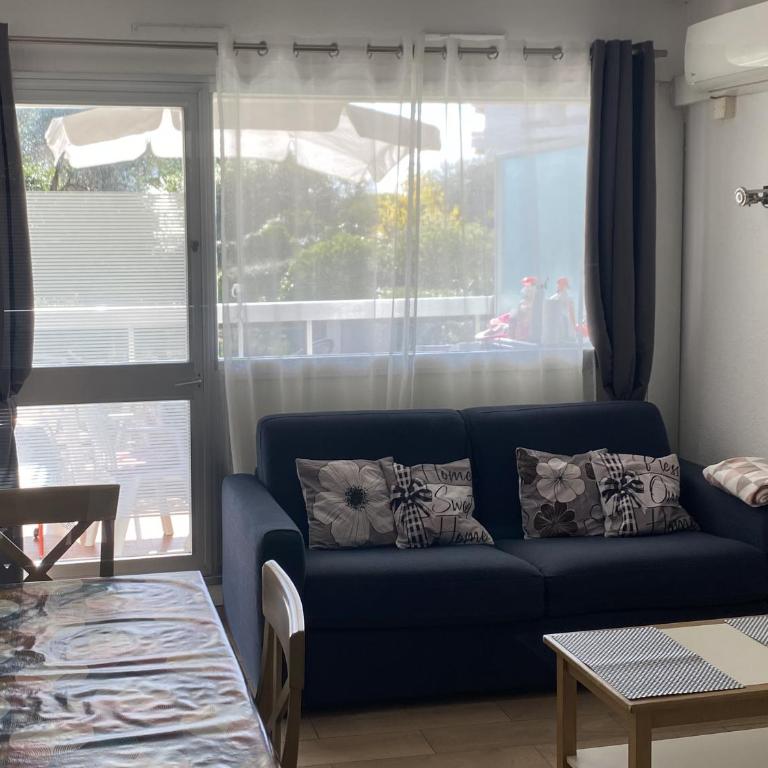 Logement en résidence vacances classe 2 étoiles au bord de mer 4 couchages avec cabine lit superposé et au salon un canapé convertible et piscine à 300 m des transports communs,gare ferroviaire,commerces et plages - Family Studio - 3
