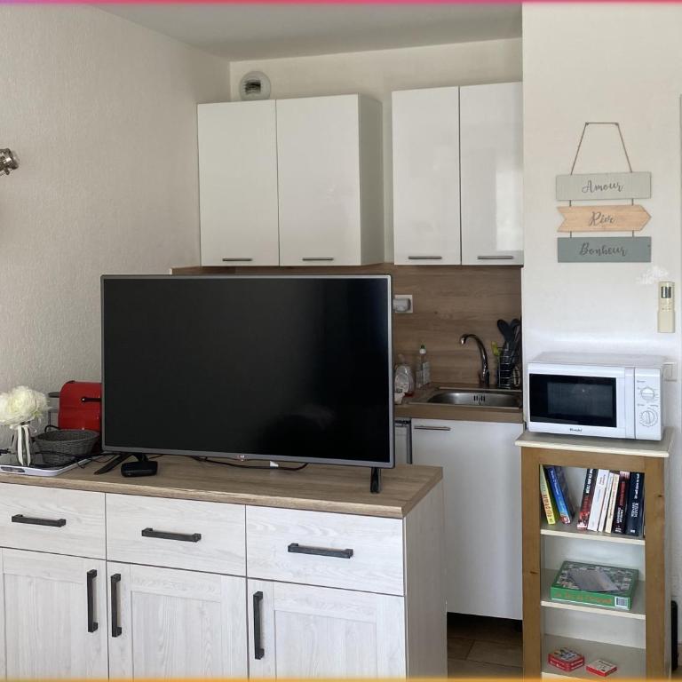 Logement en résidence vacances classe 2 étoiles au bord de mer 4 couchages avec cabine lit superposé et au salon un canapé convertible et piscine à 300 m des transports communs,gare ferroviaire,commerces et plages - Family Studio - 4