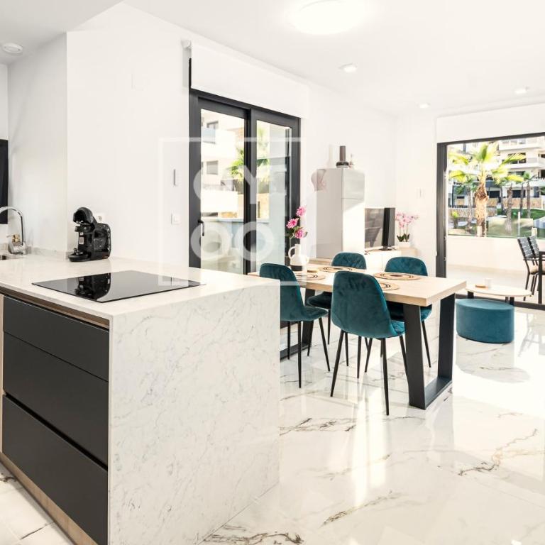 Orihuela Poolside Retreat, High-end apt, Pool views - by OYOOSTAYS - Apartamento Deluxe de 2 dormitorios con vistas al jardín - 1