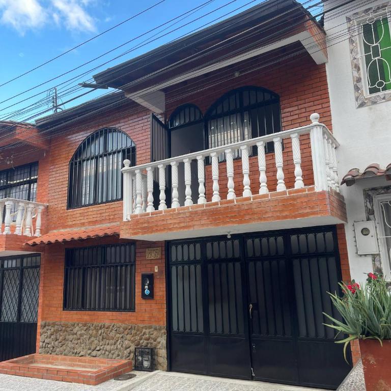 Casa Completa 3 pisos Tranquila y Hermosa - Casa de 5 dormitorios - 1