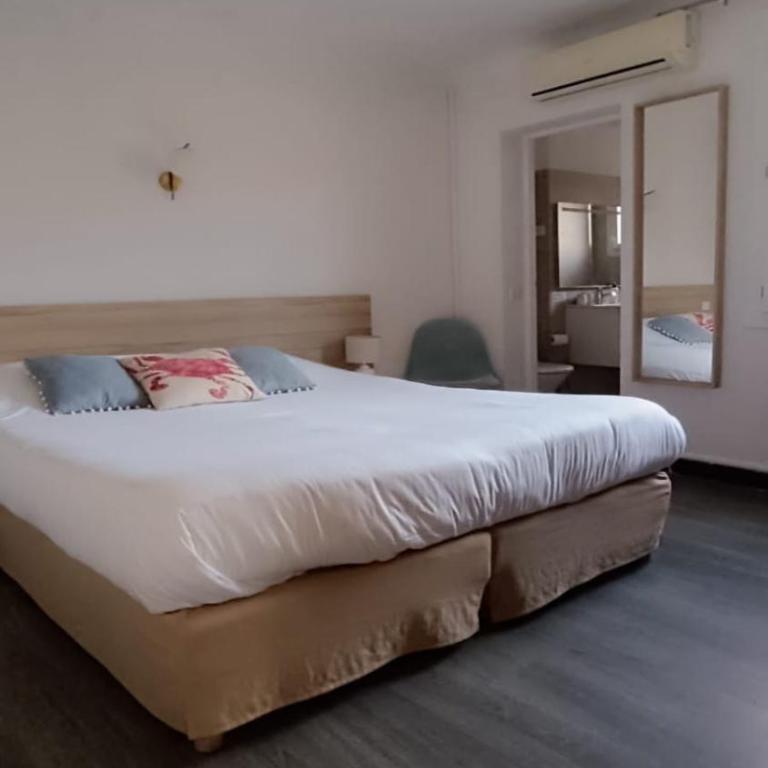Hôtel La Petite Bohème - Chambre Lit Queen-Size - Vue sur Jardin - 9