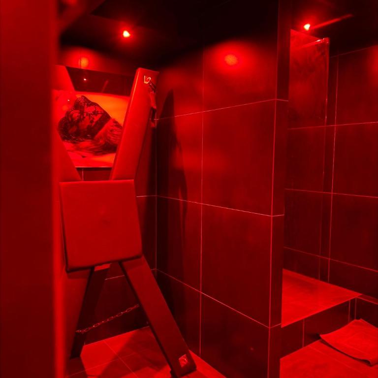 Love Room- Jacuzzi XXL- Climatisé- Table massage Accessoires - Appartement 1 Chambre - 3