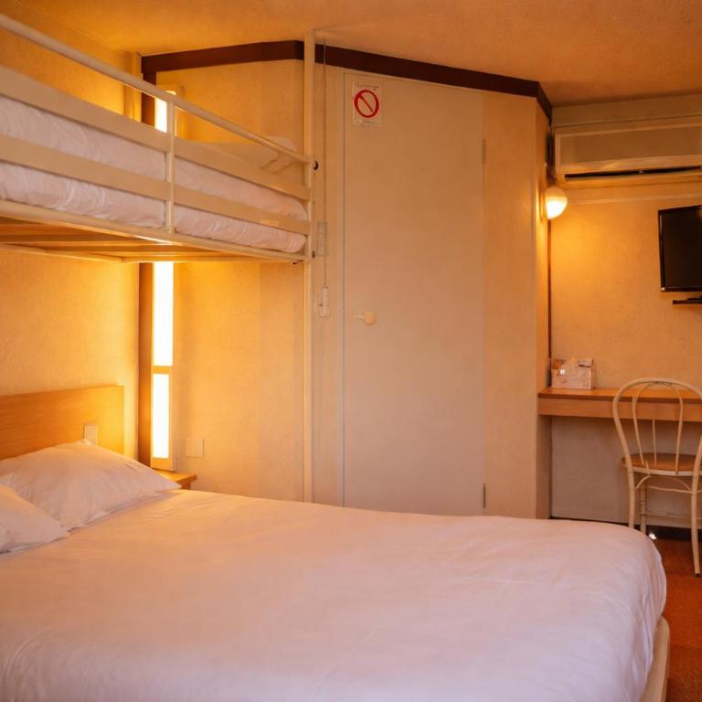 Première Classe Clermont Ferrand Nord - Chambre Triple (1 Lit Double et 1 Lit Simple) - 1