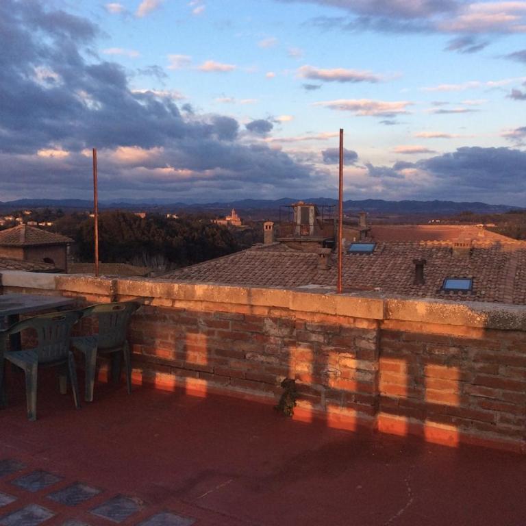 elegant flat with rooftop 450 mt from piazza del campo - Two-Bedroom Apartment with Terrace - 32