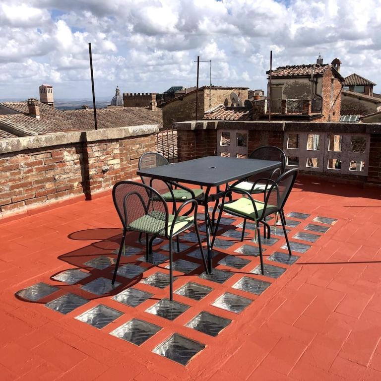 elegant flat with rooftop 450 mt from piazza del campo - Two-Bedroom Apartment with Terrace - 12